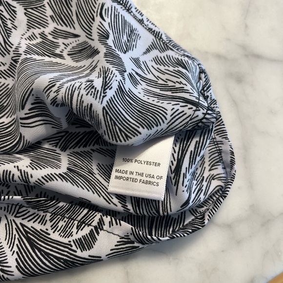 Evereve V Neck Puff Sleeve Black & White Floral Blouse - Picture 5 of 6